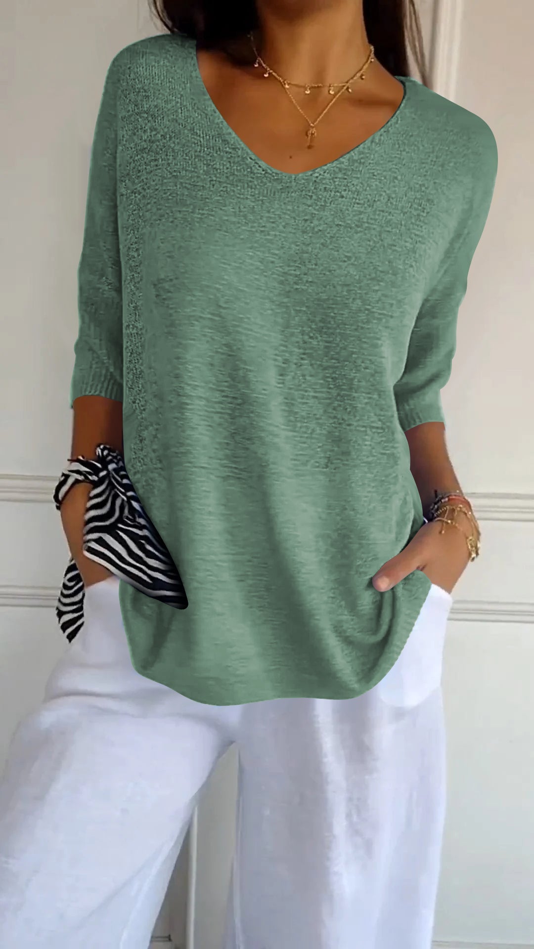 Jilly | Timeless V-Neck Top